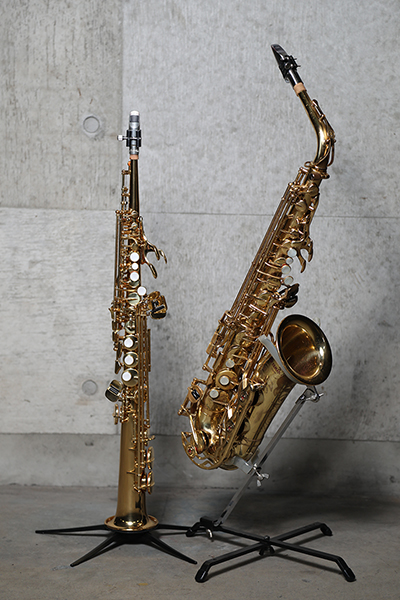 友人から譲り受けたソプラノ・サクソフォン「YSS-475」（左）と、愛器アルト・サクソフォン「YAS-62」（右）