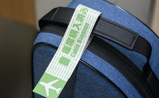 カウンターで楽器用の座席を購入していることを伝え、楽器ケースに専用タグを付けてもらう。