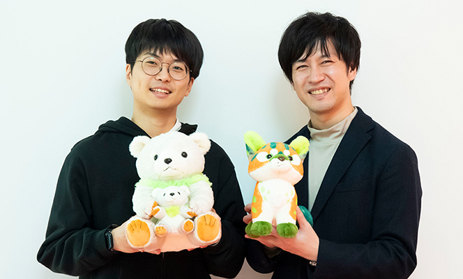 DeNAの菊地勇輔さん（左）とヤマハの森口翔太さん（右）。「ワンダリア横浜」のオリジナルグッズとともに。