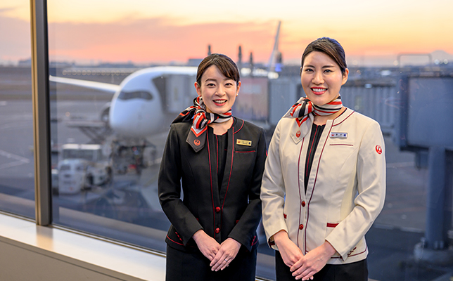 機内対応についてお話をお伺いした客室安全推進部の石川瑞恵さん（左）、客室品質企画部企画・運営グループの藤本恵里香さん（右）。