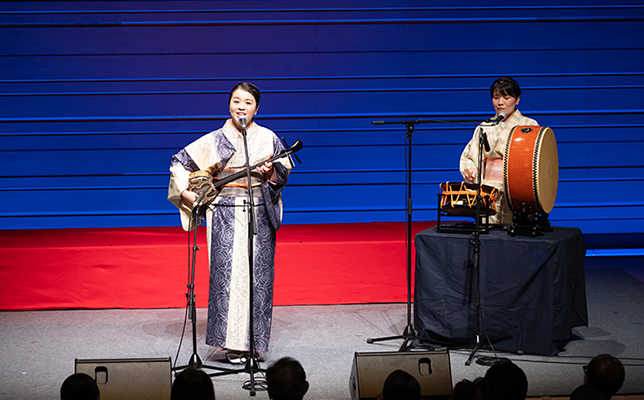 前田博美の歌と三線、豊里美保の太鼓