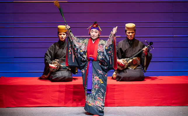 『舞踊　稲まづん節』。歌と三線は新垣俊道と親川遥、舞踊は山里静香。