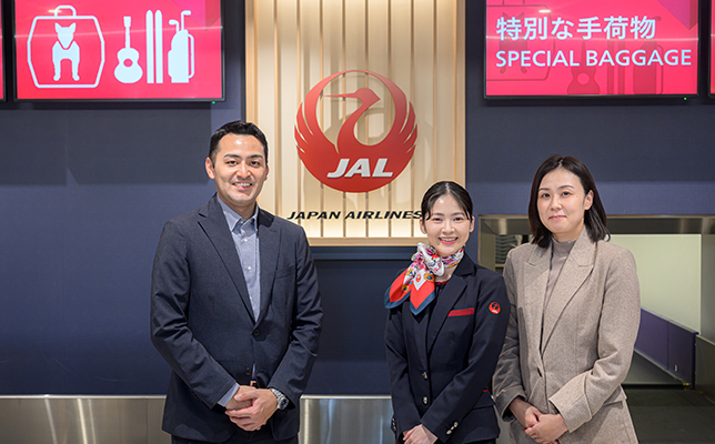 カウンター対応についてお話をお伺いした（株）JALスカイ羽田事業所空港オペレーション業務部計画・運用グループの井澤アニース信之さん（左）と森沙織さん（右）。空港オペレーション第2部第2グループの小牧梓乃さん（中）。※所属は取材時点