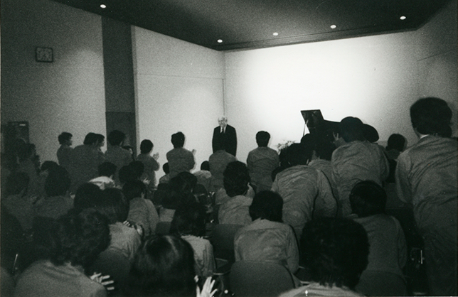 1979年のヤマハ本社ピアノ工場でのリサイタル。