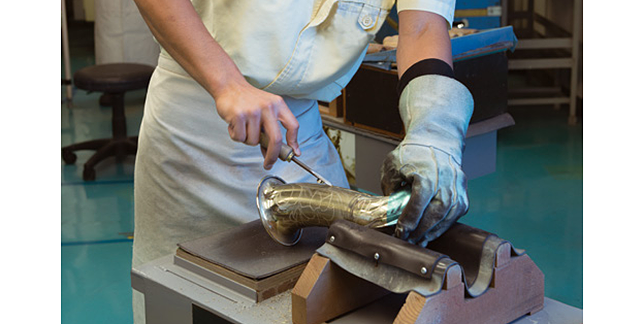 熟練の技術はもちろん、芸術的センスも要求されるベルの彫刻の工程。