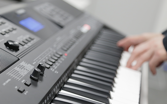 豊富な音色や多彩な機能を搭載した電子キーボード「PSR-E453」を弾いて