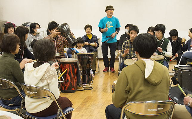 打楽器の即興演奏を楽しむドラムサークルの普及に努める／ドラムサークルファシリテーターの仕事（前編）