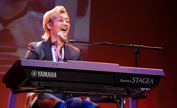 震える指で繰る音色、心にしみ入る歌声。つるの剛士がエレクトーンレッスンの成果を披露！