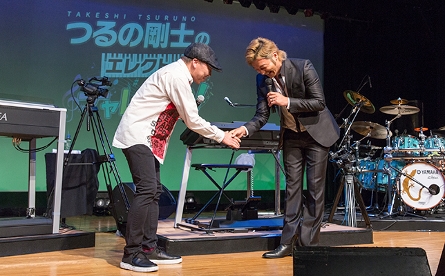 震える指で繰る音色、心にしみ入る歌声。つるの剛士がエレクトーンレッスンの成果を披露！