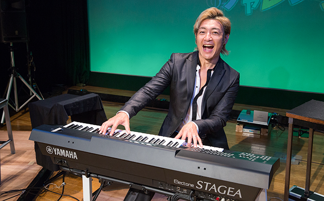 震える指で繰る音色、心にしみ入る歌声。つるの剛士がエレクトーンレッスンの成果を披露！