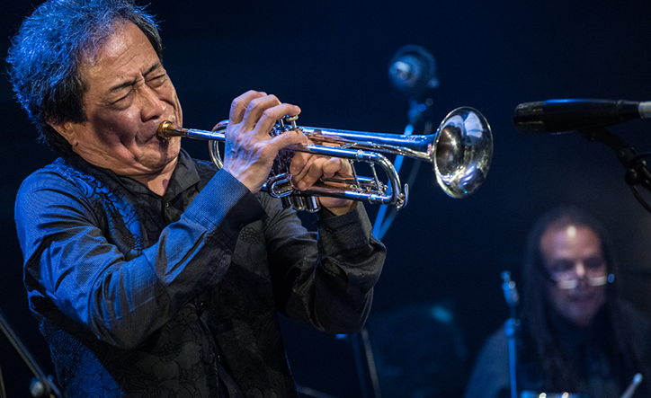 高らかに鳴るトランペットだけでなく、神業のようなドラム・プレイ、若き俊英のピアノの妙技にも目をみはる/タイガー大越 トランペットの絵画 Vol.4