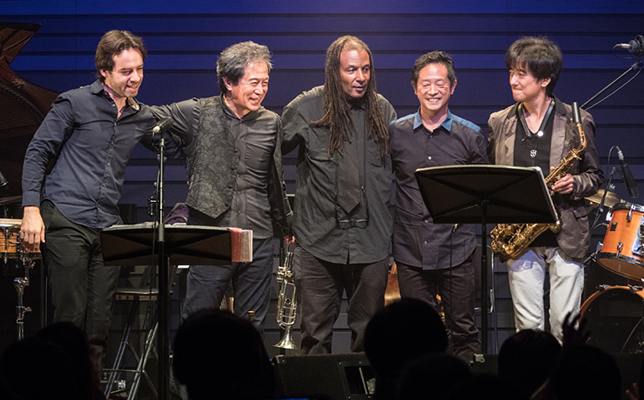 高らかに鳴るトランペットだけでなく、神業のようなドラム・プレイ、若き俊英のピアノの妙技にも目をみはる/タイガー大越 トランペットの絵画 Vol.4