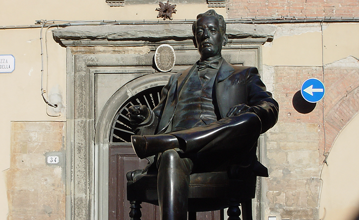 ルッカの生家前にあるプッチーニの像