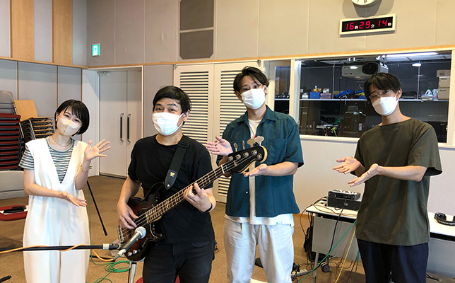 写真左から、コアラモード.のあんにゅさん、砂山圭大郎アナウンサー、ヤマハミュージックレッスンのベース科の永松英樹講師、コアラモード.の小幡康裕さん
