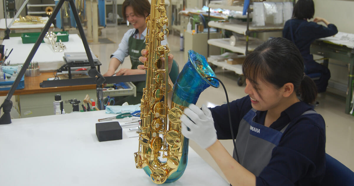 管弦打楽器技術サービス課 楽器修理風景