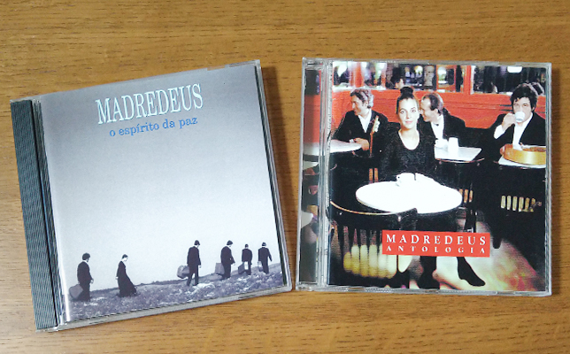 「海と旋律(O Pastor)」「未来の霧(As Brumas do Futuro)」「アルファマ(Alfama)」など17曲を収めたベスト盤「アンソロジー(Antologia)」(2000年、ワーナー)㊨、「戦士たち(Os Senhores da Guerra)」を収めたオリジナルアルバム第3作「陽光と静寂(O Espírito da Paz)」(1994年、ワーナー)㊧