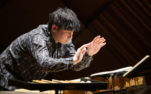 関聡、演奏中の写真