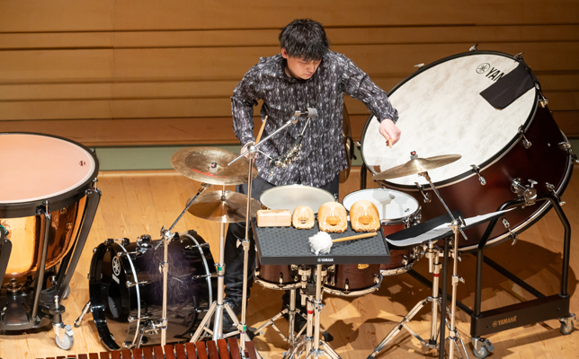 関聡、演奏中の写真