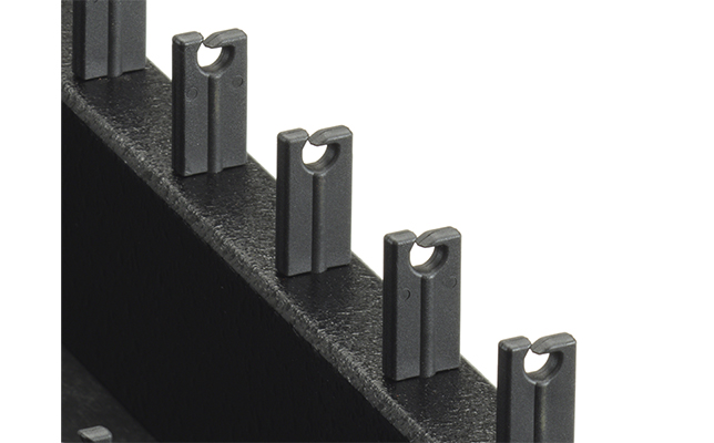 ⾳板を⽀える吊⾦は柔軟性のある樹脂製を採用