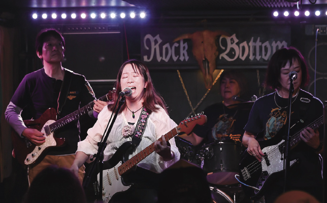 「すみだストリートジャズフェスティバル」でパフォーマンス中の写真