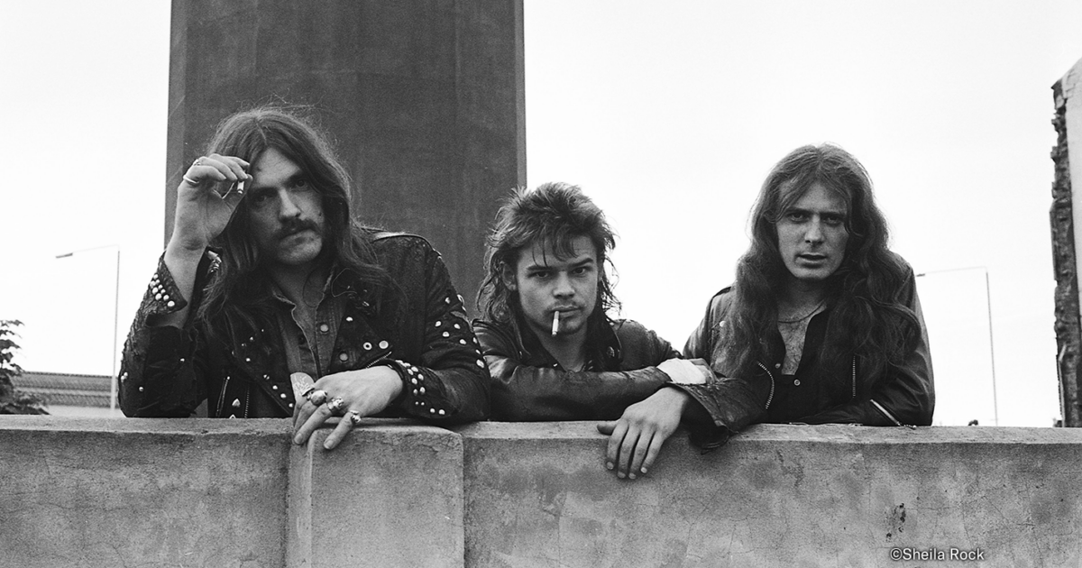 モーターヘッド『ザ・マンティコア・テープス』発表。爆走ロックンロールの黄金トライアングルはここから始まった