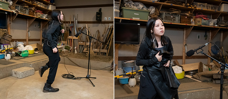 滝野さん収録風景。画面に映し出される映像を見ながら足音や衣擦れなどの音を収録する。