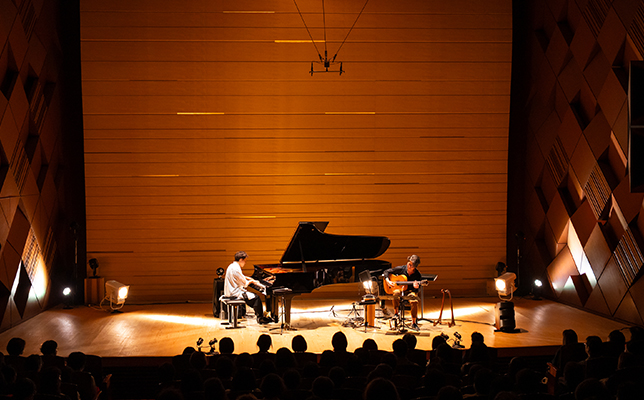 塩谷哲、沖仁 演奏中の写真