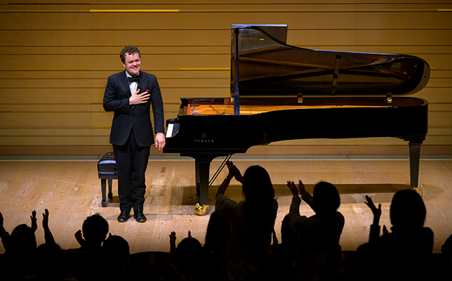 ベンジャミン・グローヴナー カーテンコールの写真