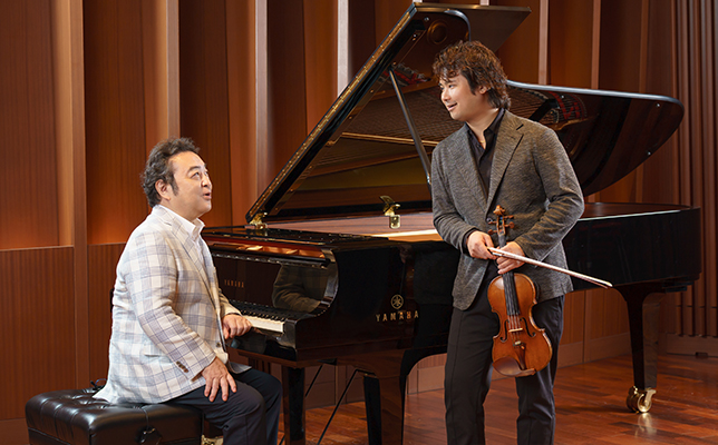 ピアノの前で話をする三浦文彰と清水和音の写