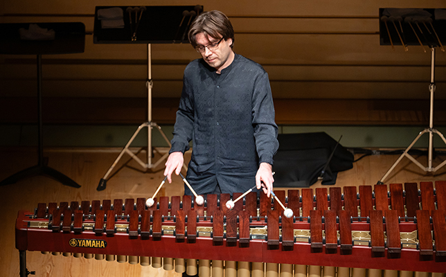 トマシュ・ゴリンスキー　演奏中の写真